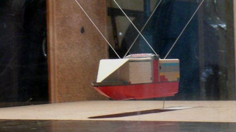 Containerschiffsmodell an Fadenaufhängung