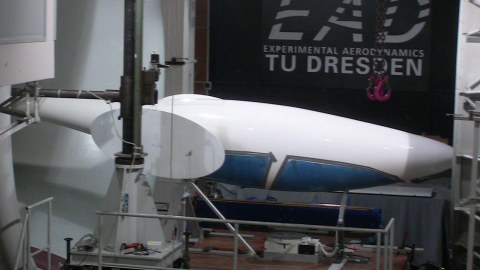 Rumpfattrappe des Segelflugzeugs D-B 11 im Windkanal; das Modell ist in Rückenlage in der Messtrecke aufgeständert, um freien Zugang für Messungen an der glatten Unterseite zu erhalten.