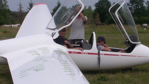 Wool tufts on the wing are used to detect flow separation. A long thread at the wing tip indicates the strength of the wake vortex.