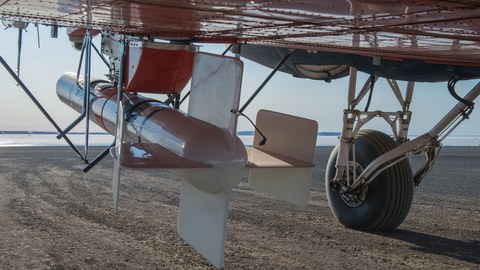 EM-Bird (äußerlich dem T-Bird ähnlich) unter dem Trägerflugzeug Polar-6