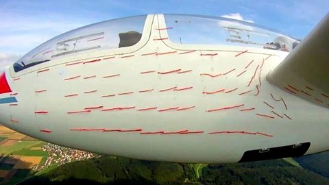 Wollfäden machen die Auswirkung des Tragflügels auf das Strömungsfeld am Vorderrumpf des Flugzeuges deutlich.