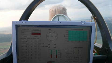 Blick vom Platz des Versuchsingenieurs bei aerodynamischen Messungen im Freiflug