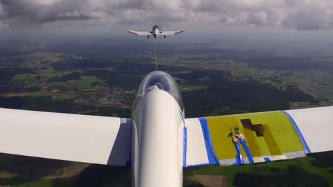 Twin-Astir mit Messausrüstung im F-Schlepp auf 1700 m über Platz