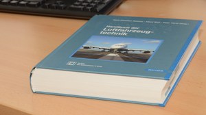 Handbuch der Luftfahzeugtechnik auf einen Schreibtisch