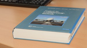 Handbuch der Luftfahzeugtechnik auf einen Schreibtisch