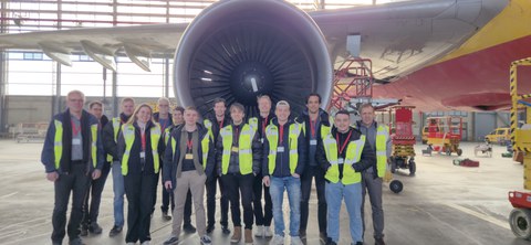 Studierende der Professur für Luftfahrzeugtechnik in der Wartungshalle der EAT Leipzig am 22.01.2026