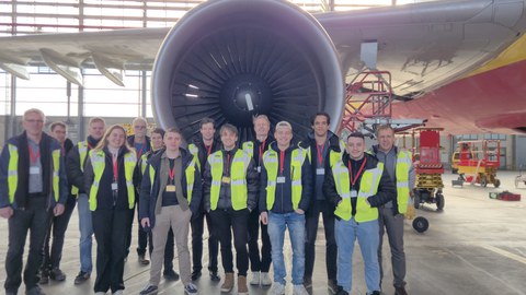 Studierende der Professur für Luftfahrzeugtechnik in der Wartungshalle der EAT Leipzig am 22.01.2026