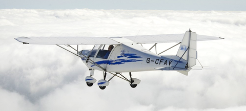 Ultraleichtflugzeug Ikarus C42 im Flug