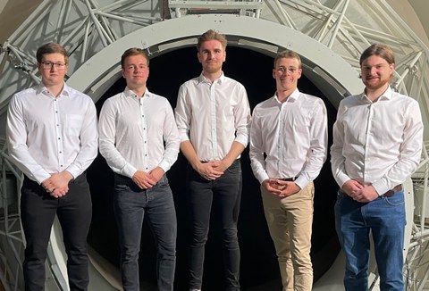 Teamfoto des studentischen Design Challenge Team 2023 der Technischen Universität Dresden (von links nach rechts: Tobias Garsoffke, Felix, Herrmann, Martin Pirags, Karl Kühmstedt, Thijs Daenen)