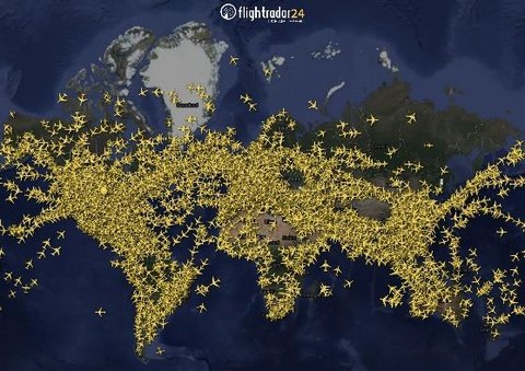 Beispielhafte Visualisierung von Flugtracking-Daten von Flightradar24, dargestellt auf einer Weltkarte