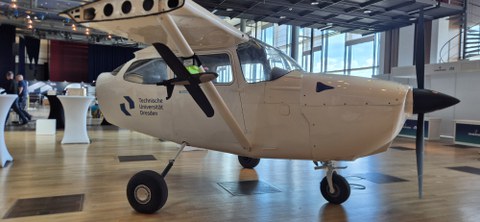 Forschung zum Anfassen: An der rechten Flügelstrebe der Cessna ist die Versuchsdrohne montiert, mit der das zukunftsweisende Szenario des ‚Air-Take-Offs‘ erforscht wird
