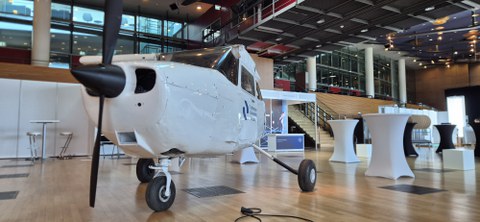 Bereit für den 6G Summit: Die Cessna 172 als fliegende Testplattform mit dem Logo der TU Dresden während des Aufbaus im Internationalen Kongresszentrum
