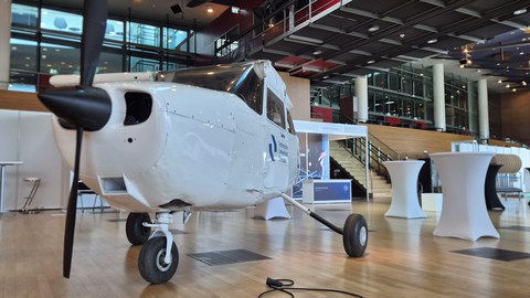 Bereit für den 6G Summit: Die Cessna 172 als fliegende Testplattform mit dem Logo der TU Dresden während des Aufbaus im Internationalen Kongresszentrum
