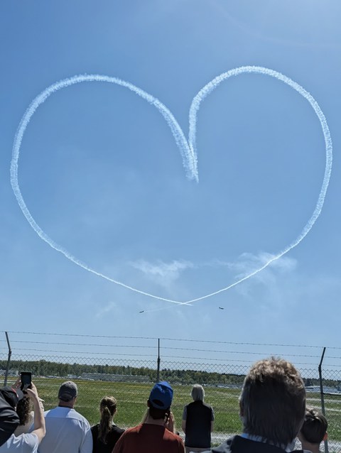 Ein Gruß zum Abschied: Das Herz im Himmel über der Messe – aufgenommen während der Flugshow.