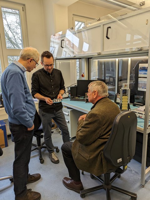 Laborführung:  Dr. Pete Worden, Dr. Tino Schmiel und Dr. Randall Correll (v.r.n.l.) erörtern mögliche Explorationsideen 