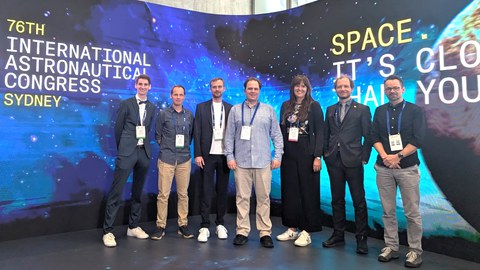 Mitarbeiter der Professur Raumfahrtsysteme auf dem IAC2025