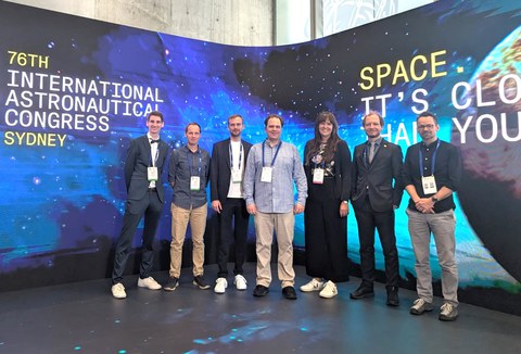 Mitarbeiter der Professur Raumfahrtsysteme auf dem IAC2025