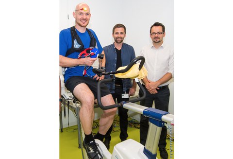 Bild ©DLR: Astronaut Alexander Gerst während des Trainings mit MetabolicSpace der TU-Dresden am Europäischen Astronautenzentrum der ESA (v.l.r.: Dr. Alexander Gerst, Christian Schunk, Dr. Tino Schmiel)