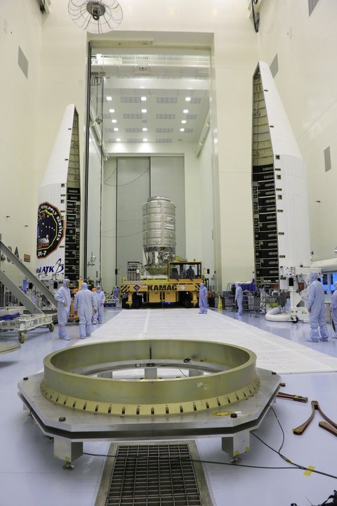 m Bild rechts und links sind die Verkleidungen des oberen Teils der Rakete zu sehen, hinten in der Mitte die Cygnus-Kapsel zur Versorgung der Raumstation, vorn Strukturring für die Verbindung zum Hauptkörper