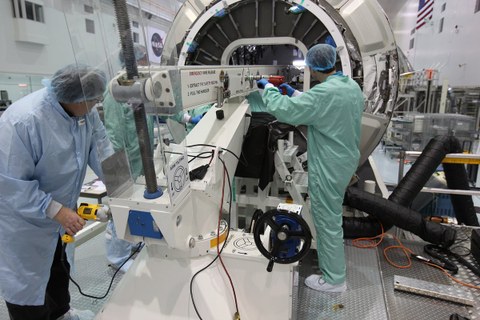 NASA Mitarbeiter beladen die Cygnus Kapsel „S.S. John Glenn“ mit wissenschaftlichen Experimenten und Nachschub für die Raumstation, mit dabei: SOMP2 und FIPEXnano