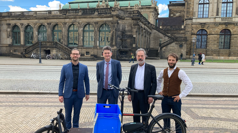 Martin Starke (TUD-BM), Prof. Frank Will (TUD-BM), Prof. Jürgen Weber (TUD-FMS), Benjamin Beck (TUD-FMS) nehmen neues E-Lastenrad in Empfang