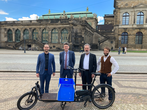 Martin Starke (TUD-BM), Prof. Frank Will (TUD-BM), Prof. Jürgen Weber (TUD-FMS), Benjamin Beck (TUD-FMS) nehmen neues E-Lastenrad in Empfang