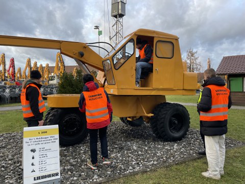 Student testet ersten Liebherr Mobilbagger LH300 aus dem Jahre 1954