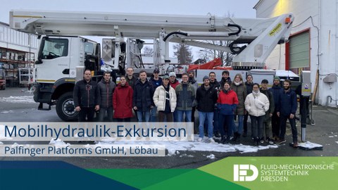 Exkursiongruppe auf dem Werksgelände von Palfinger in Löbau beim Testen der Hubarbeitsbühnen