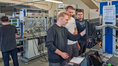 Studierende beim Praktikum "Grundschaltungen"