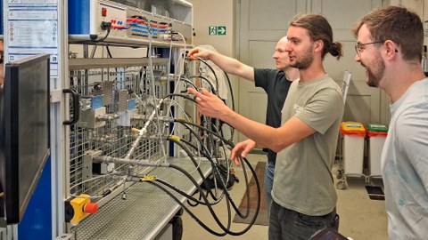 Studierende beim Praktikum "Grundschaltungen"