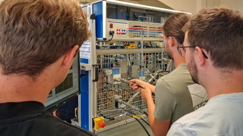 Studierende beim Praktikum "Grundschaltungen"