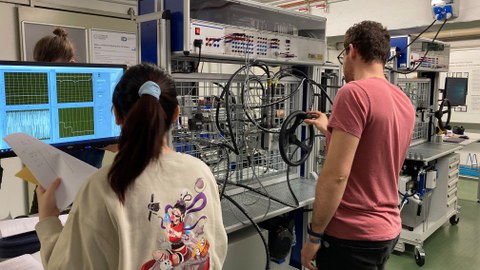 Studierende des WS22/23 bei der Durchführung des überarbeiteten Praktikums "Hydrostatische Lenksysteme"