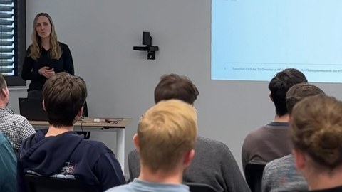 Studierende bei Firmenexkursion