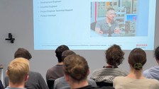 Studierende bei Firmenexkursion