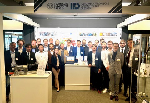 Beschäftigte und Studierende der TU Dresden auf dem Messestand der Fluidtronik zum 13. IFK
