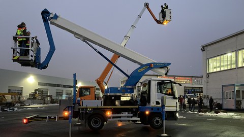 Product test on the yard in wintry weather illustrates high engineering skill for user-friendly control of the basket position and for holding against wind loads