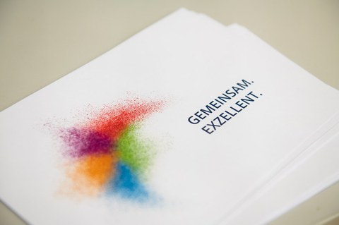 Grafik mit den Worten "Gemeinsam. Exzellent."