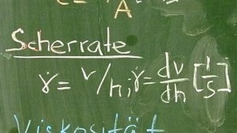 Kreide Formel an grüner Wandtafel