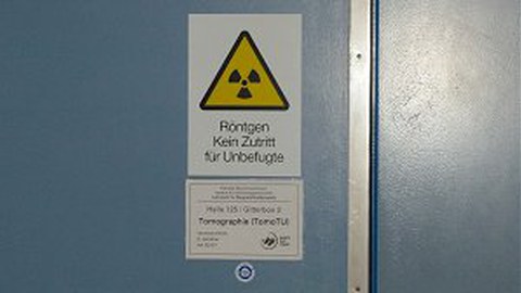 Warnschild Röntgen an Tomografietür