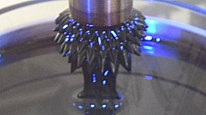 Ferrofluid-Igel Stacheln nah blau