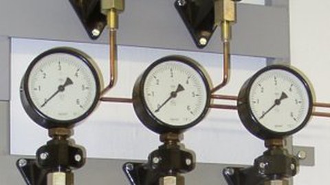 3 Manometer an Wand montiert