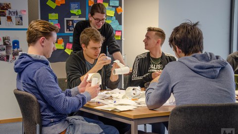 Studenten und Lehrpersonen beim Papier Prototypenbau