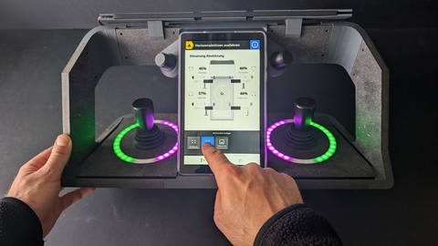 Hände bedienen ein Maschineninterface