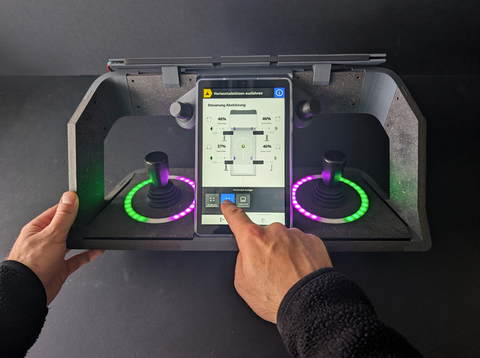 Hände bedienen ein Maschineninterface