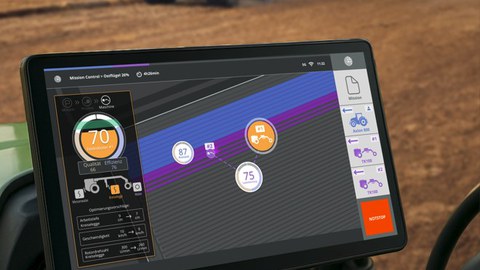 Hände bedienen ein Maschineninterface