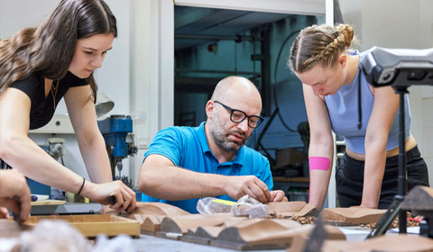 Personen interagieren in einem Designworkshop