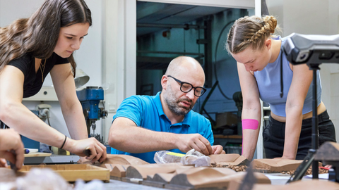 Personen interagieren in einem Designworkshop