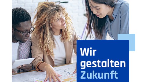 VDI-Titelseite „AGILien – Der Reiseführer" aus der Reihe „Kultur-Schock?!": Drei Personen betrachten gemeinsam eine Landkarte auf einem Tisch, dazu der Schriftzug „Wir gestalten Zukunft". Erscheinungsdatum August 2026.