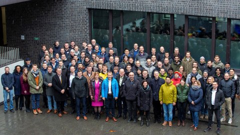 Group photo of the participants in the courtyard of the Fraunhofer EMI in Freiburg