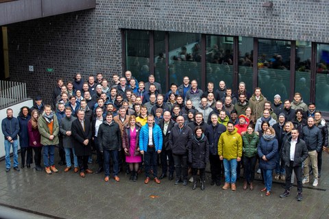 Gruppenbild der Teilnehmenden im Innenhof des Fraunhofer EMI in Freiburg